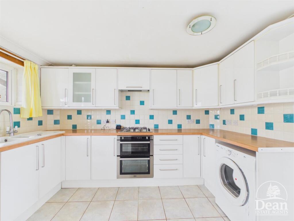 House in Gloucester - View 5
