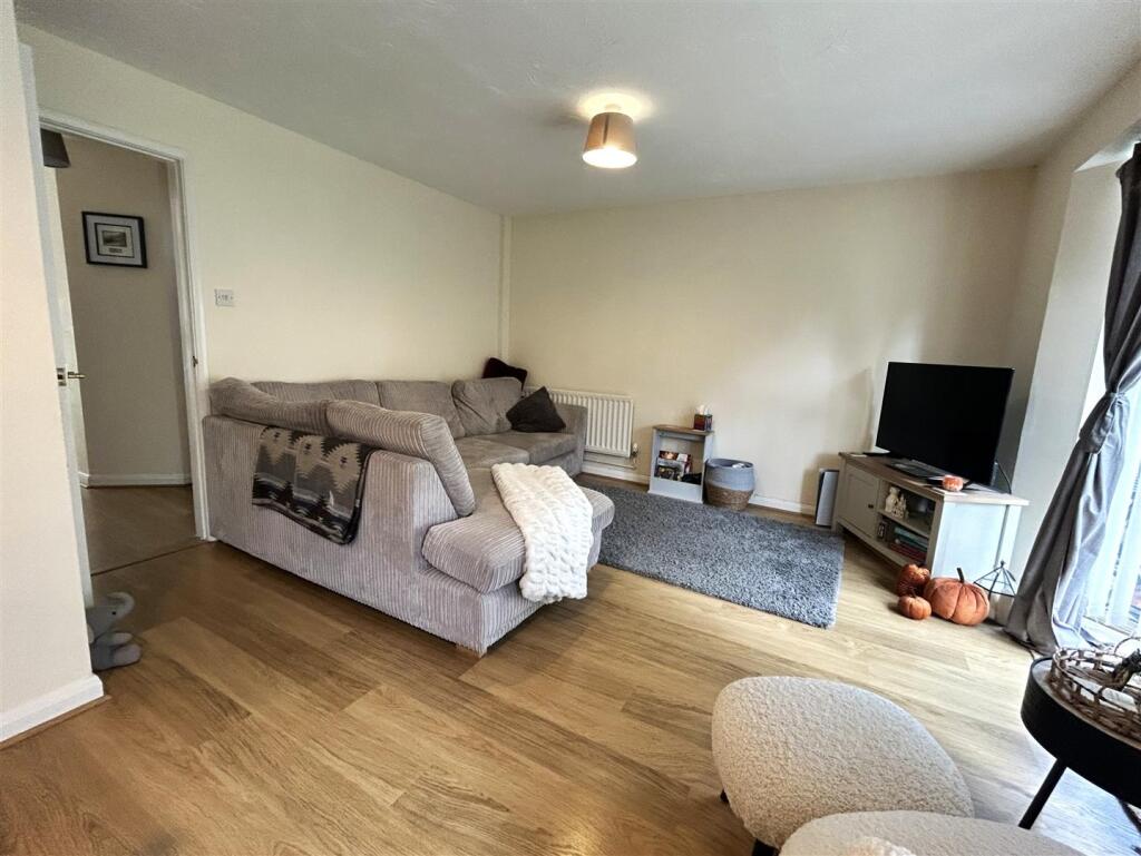 House in Chippenham, Hardenhuish, Cepen Park North - More