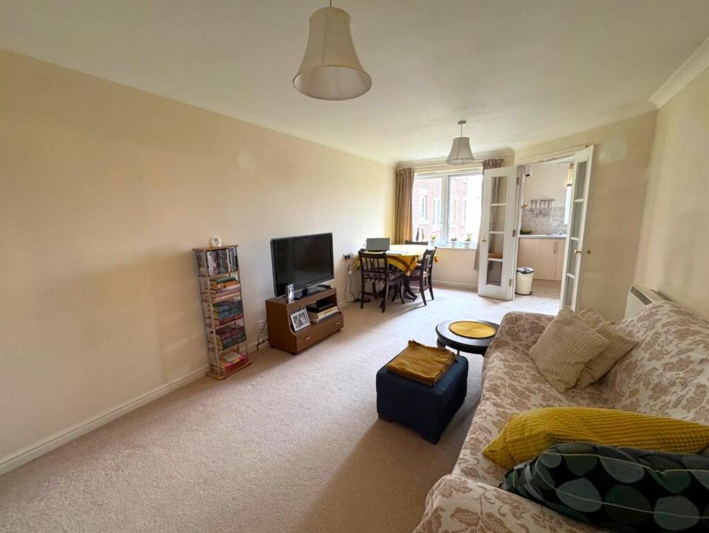 Apartment in Rushmoor, East End, North Town - View 5