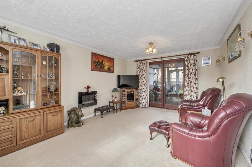Lark Valley Drive, Fornham St. Martin, Bury St. Edmunds photo 3