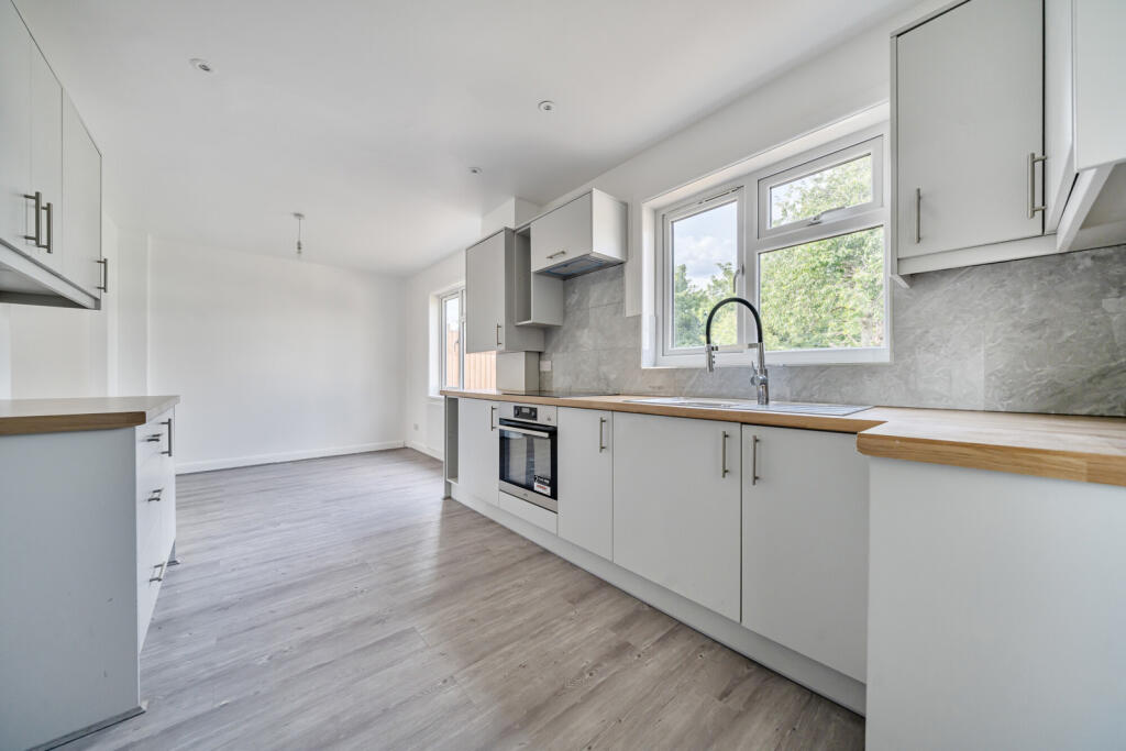 House in Orpington, Poverest, St Mary Cray - More