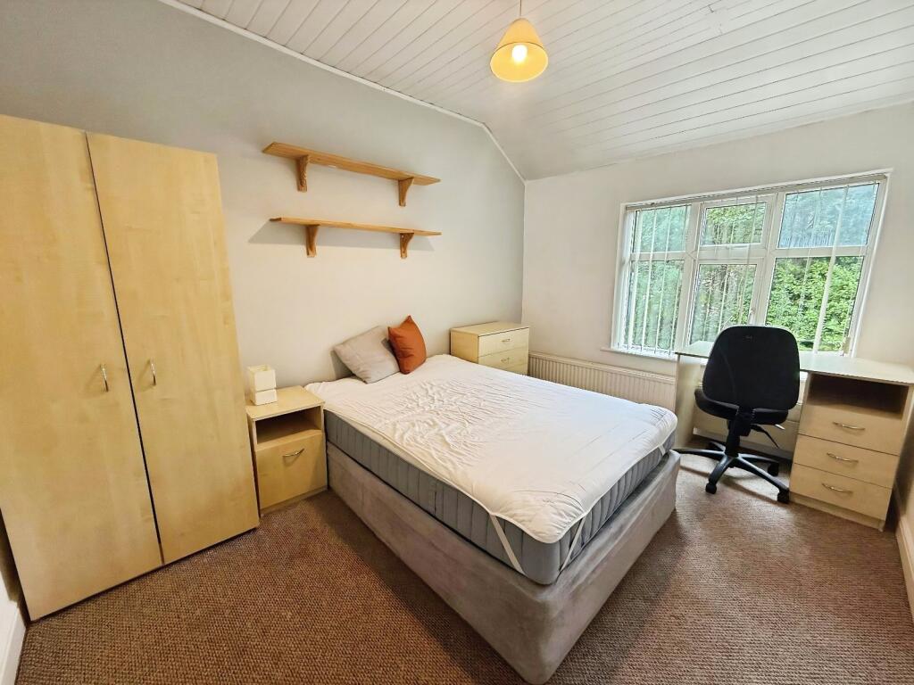 6 bedroom semi-detached house for rent