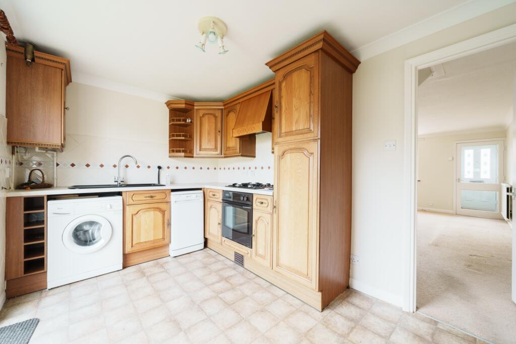 Headley Close, Lee-on-the-Solent, PO13 8HX photo 4