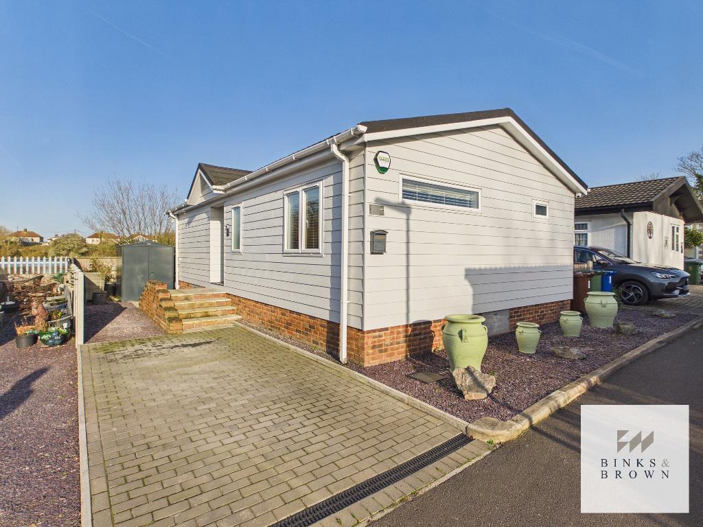 2-bed caravan on Park Homes Residential Park, Church Road, Corringham, SS17 9AR, £250,000