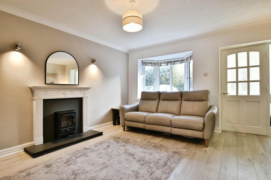 Sutton Close, Macclesfield, SK11 photo 2