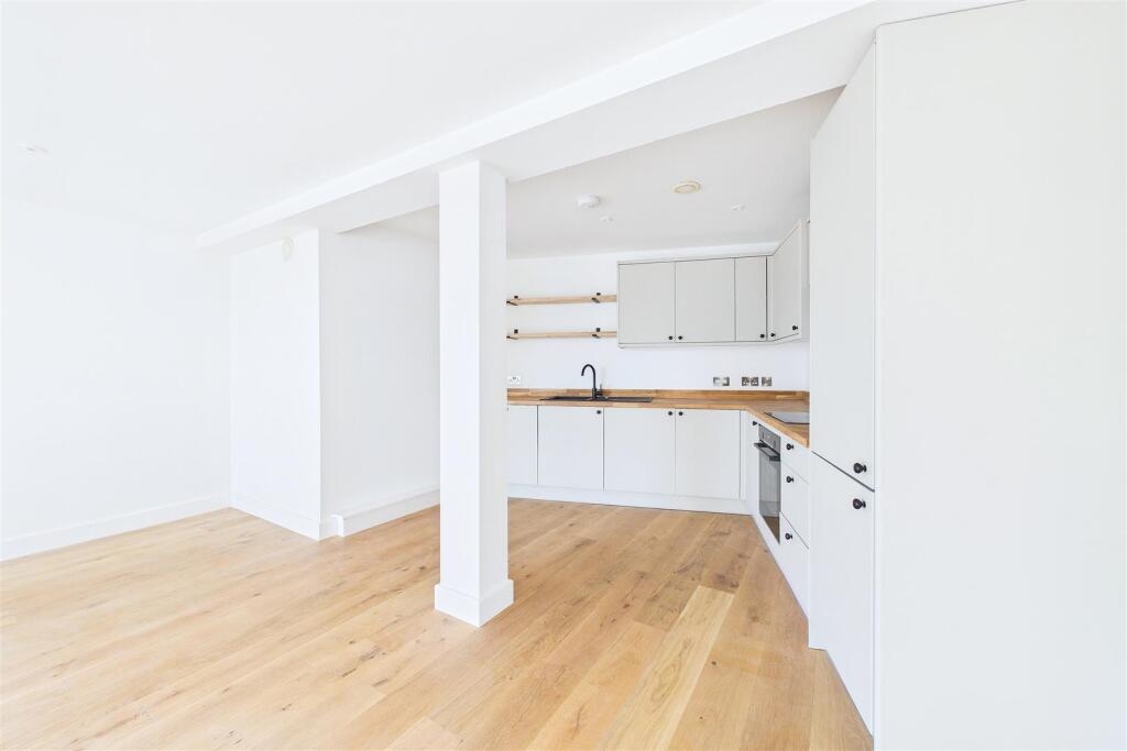 Contemporary apartment in Upper Clevedon photo 4
