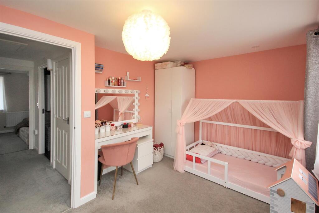 House in Northampton, Wellingborough - More