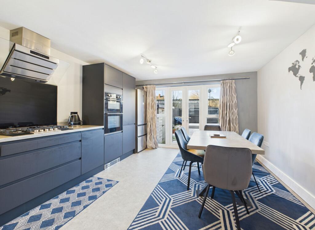 4 bedroom town house for sale in Breconshire Gardens, Basford, Nottingham, NG6 - View 2