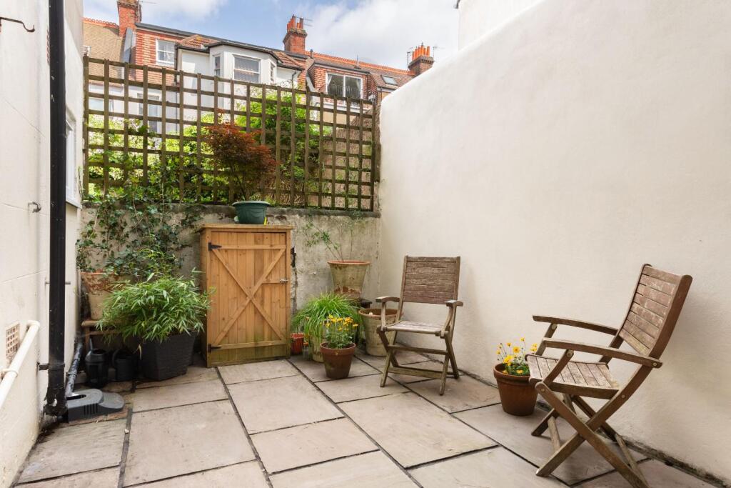 Apartment in Hove, Brunswick - View 2
