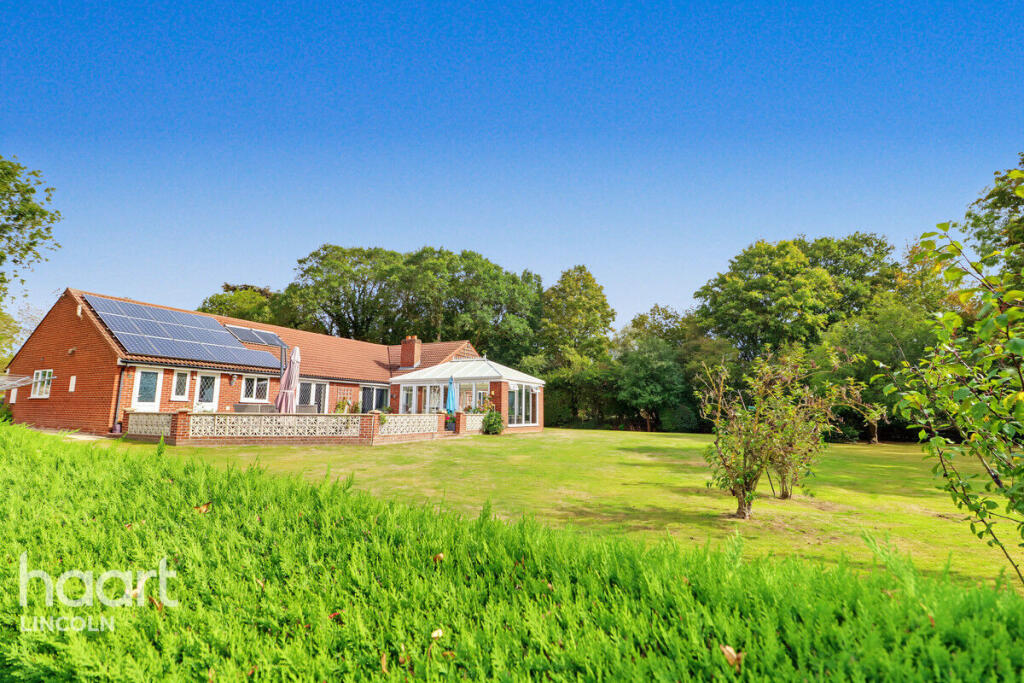 House in East Lindsey, Bucknall - View 3
