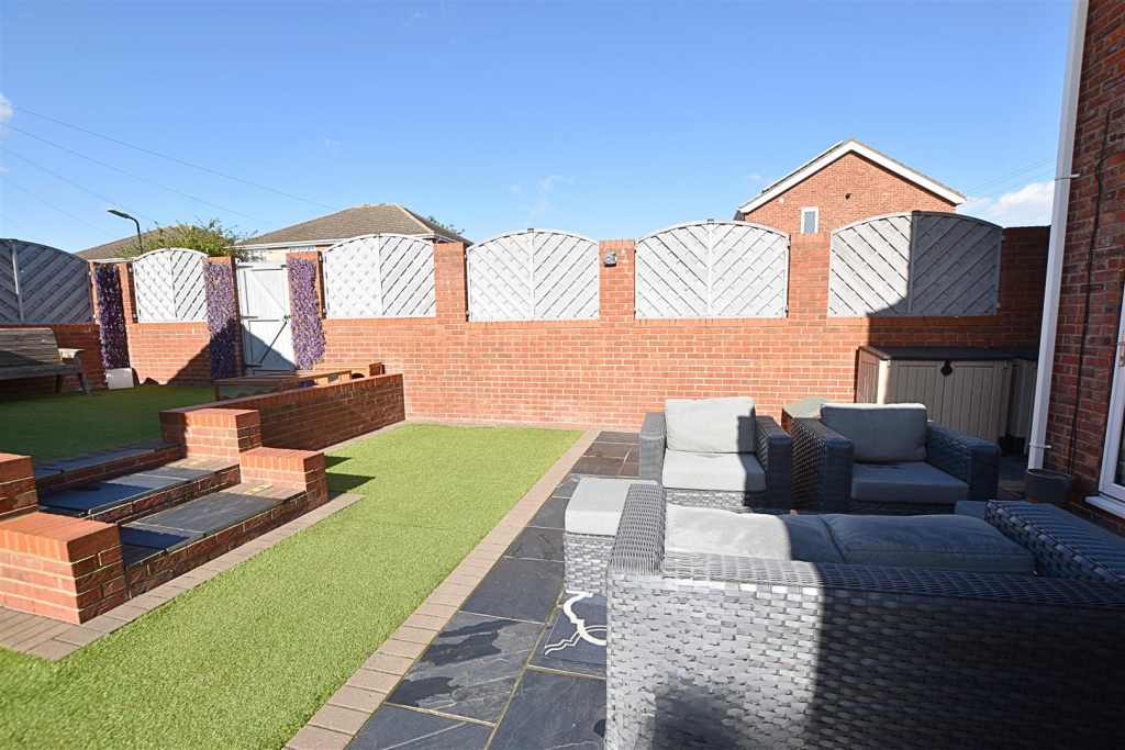 Gedney Close, Grimsby photo 4