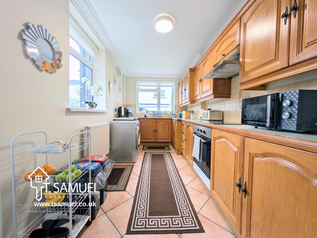House in Mountain Ash, Abercynon - More