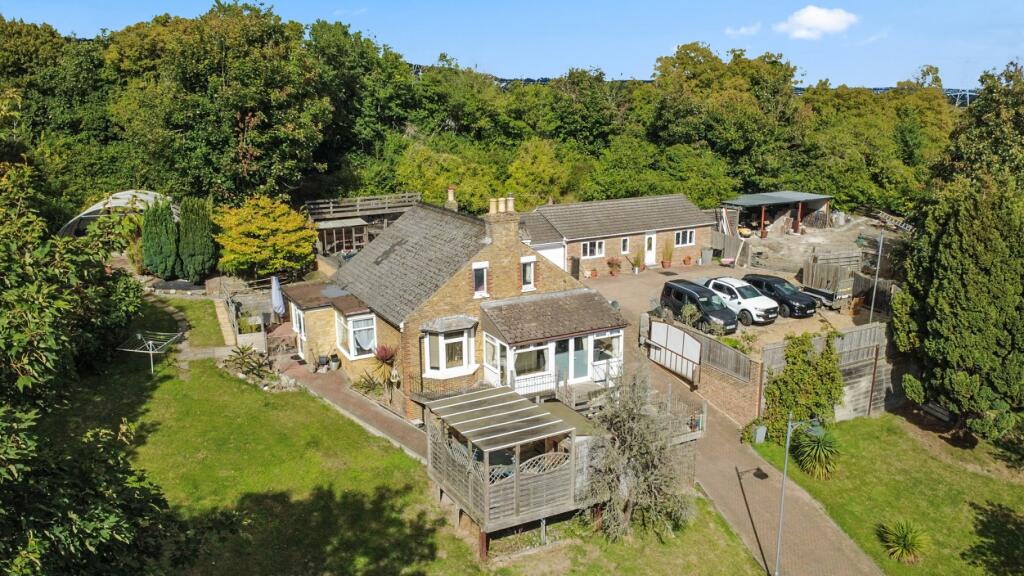4-bed detached on Vicarage Road, Halling, Rochester, ME2, £1,100,000