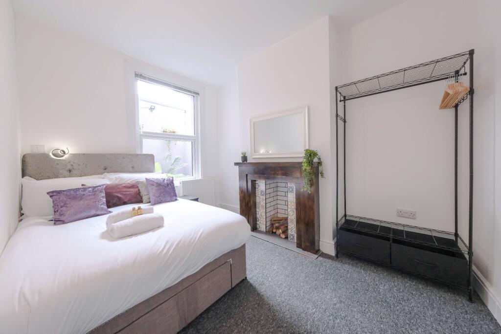 5 bedroom semi-detached house for rent