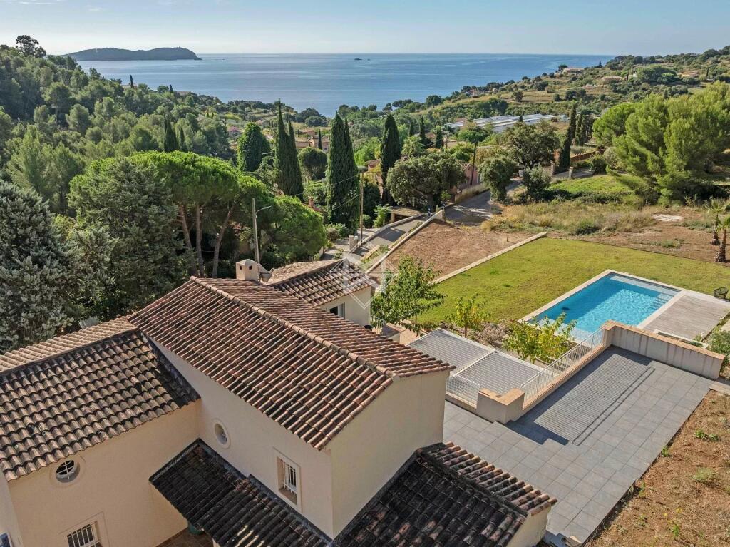 Main image of property: Provence-Alps-Cote d`Azur, Var, Carqueiranne