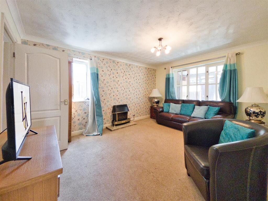 Lavender Close, Melksham photo 5