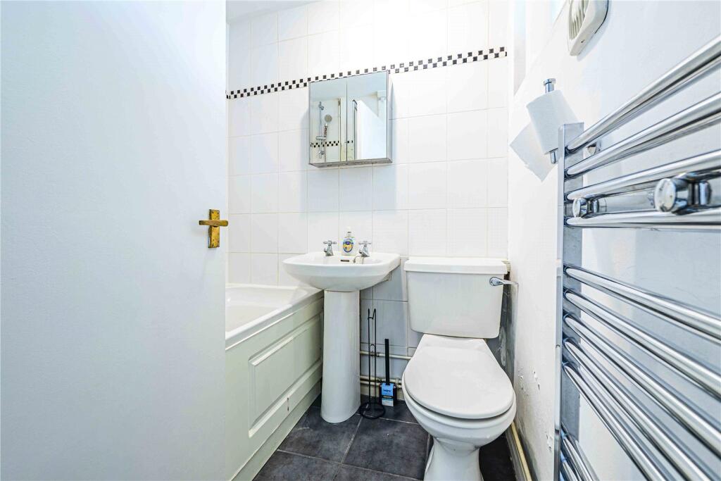 Apartment in Dacorum, Hertfordshire - More