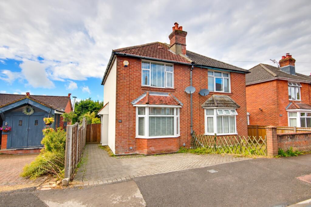3-bed semi-detached on Guide Price £325,000 - £350,000! Bitterne Park! Parking! Beautiful Presentation!, £325,000