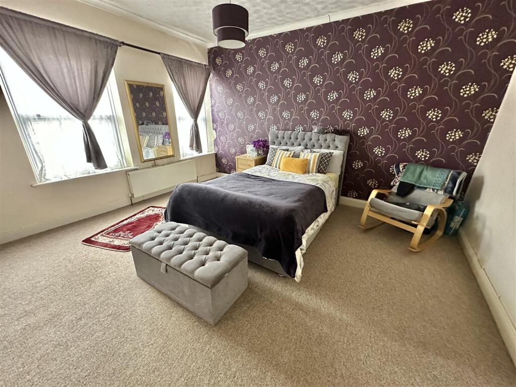 House in Kirklees, Hill Top Estate, Healey - More