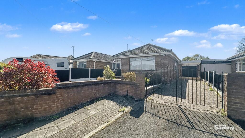 2-bed semi-detached on Highfield Close, Mansfield, NG19, £210,000