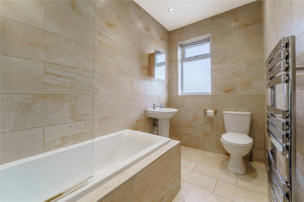 House in Wakefield, Featherstone - View 4