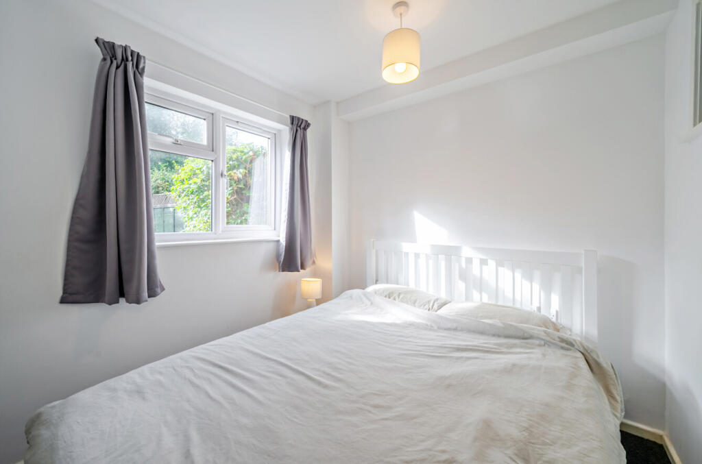 Apartment in Farnham, Upper Bourne - View 4