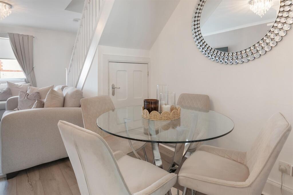 House in Glasgow, West Dunbartonshire - More