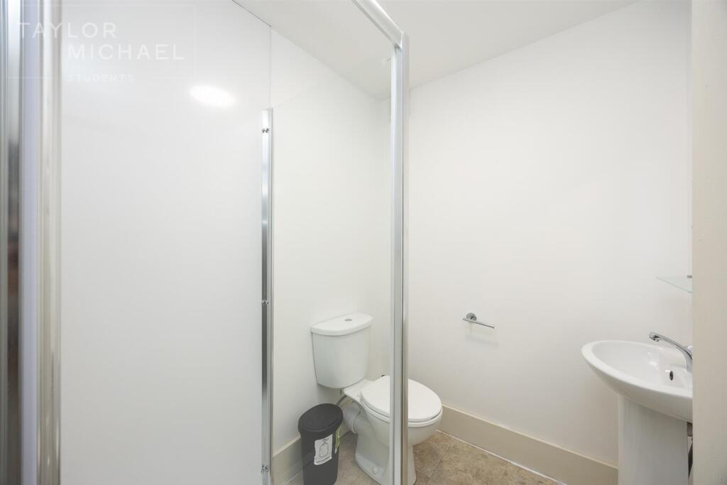 6 bedroom terraced house for rent
