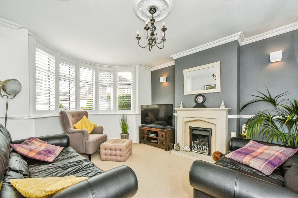 Dorchester Road - Lawn, Swindon, SN3 - View 3