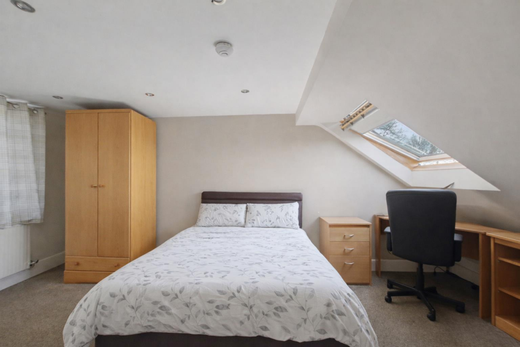 House in Nottingham, Beeston - More