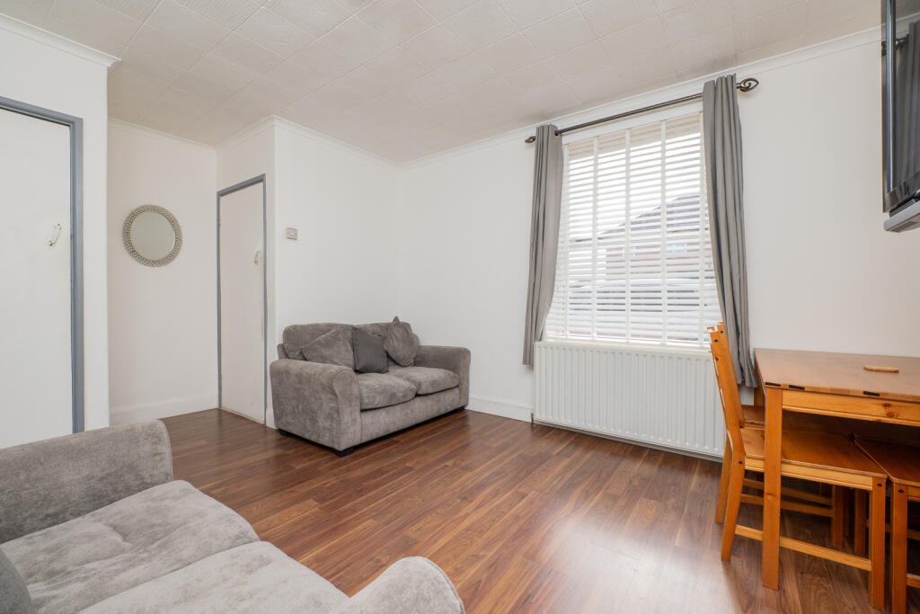 House in Sutton - More