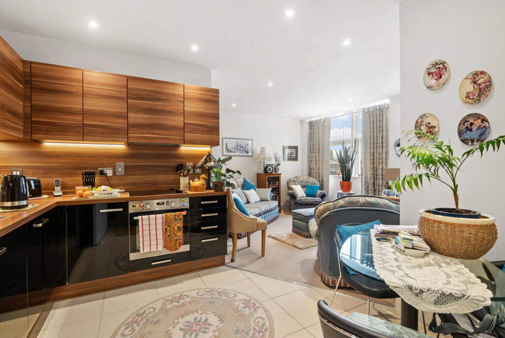 Apartment in Worcester - View 2