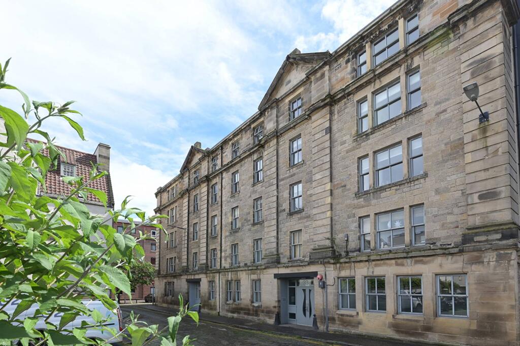 Main image of property: 33/12 Water Street, The Shore, Edinburgh, EH6 6SZ