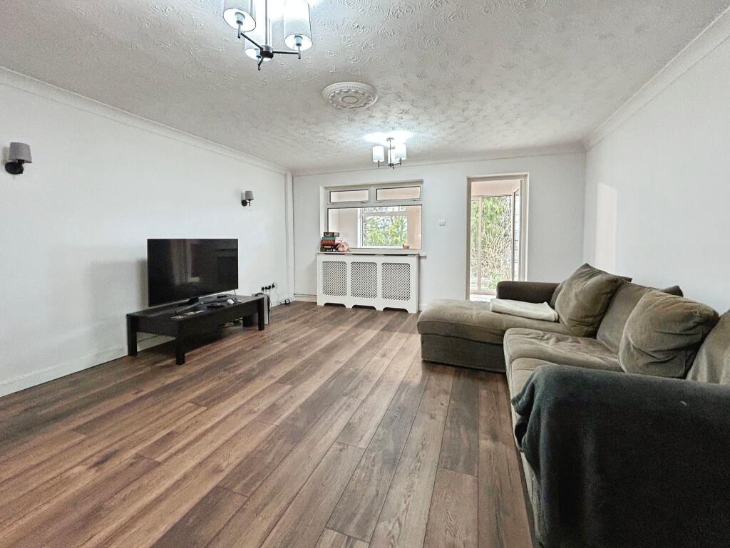 Lawrence Close, Amesbury, SP4 photo 2