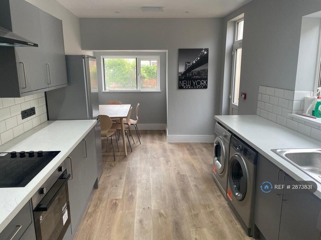 5 bedroom semi-detached house for rent