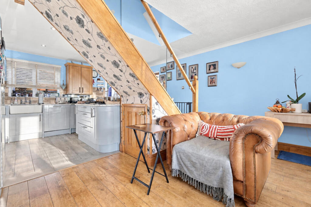 House in Basildon, Noak Bridge - View 4