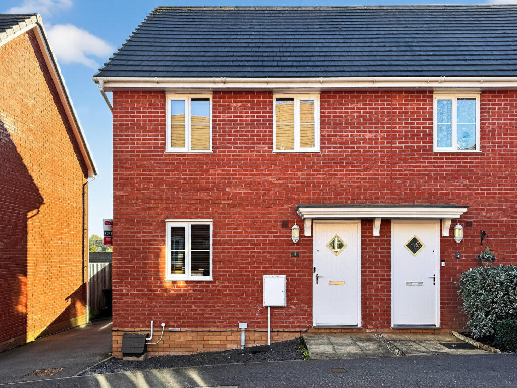 3-bed semi-detached on Portland Close, Cullompton, EX15 1UP, £240,000