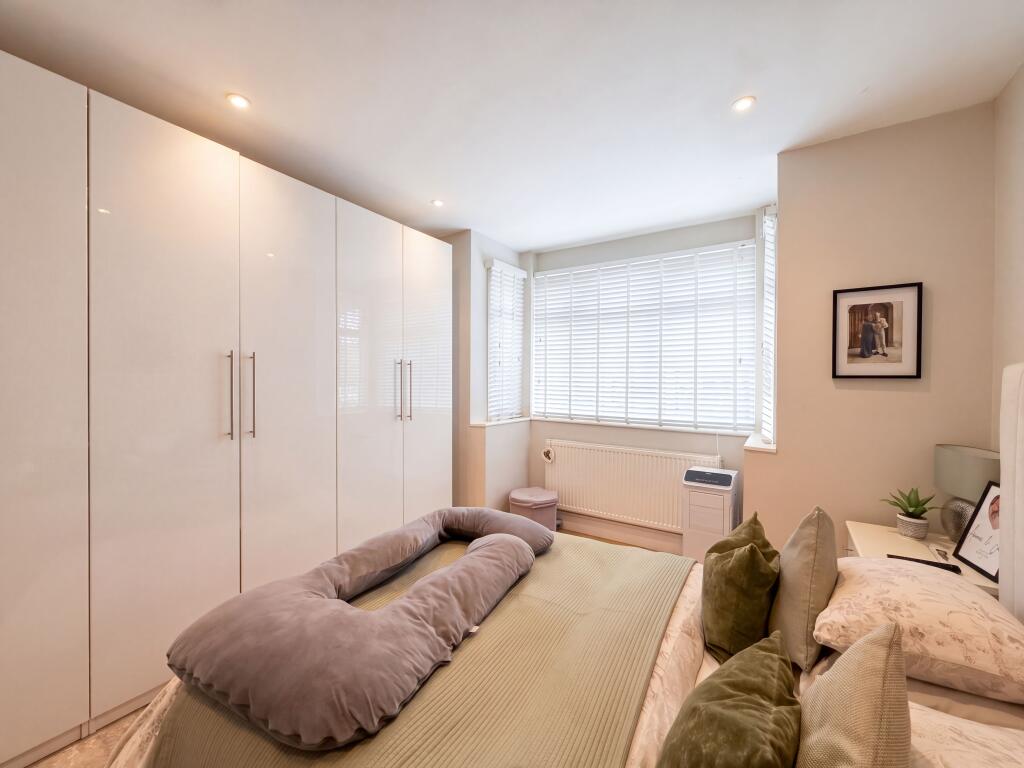 House in Romford - More