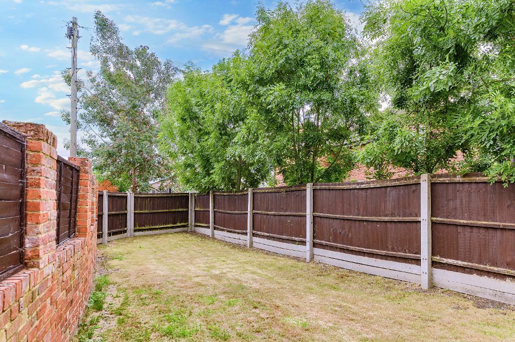 Chapel Close, Bedford, MK41 0DR photo 3