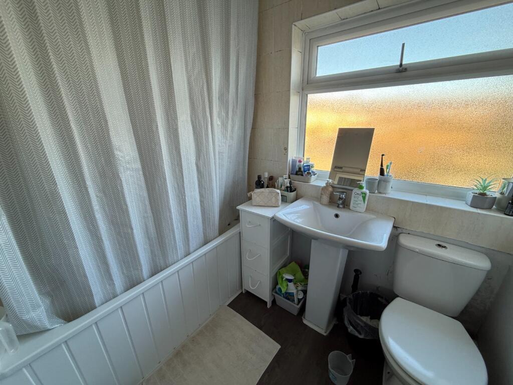 House in Houghton Regis, Central Bedfordshire - More