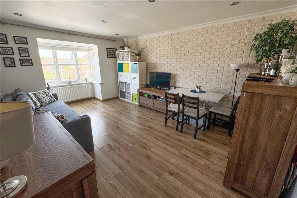 1 Jubilee Way, Feltham, Middlesex, TW14 photo 4