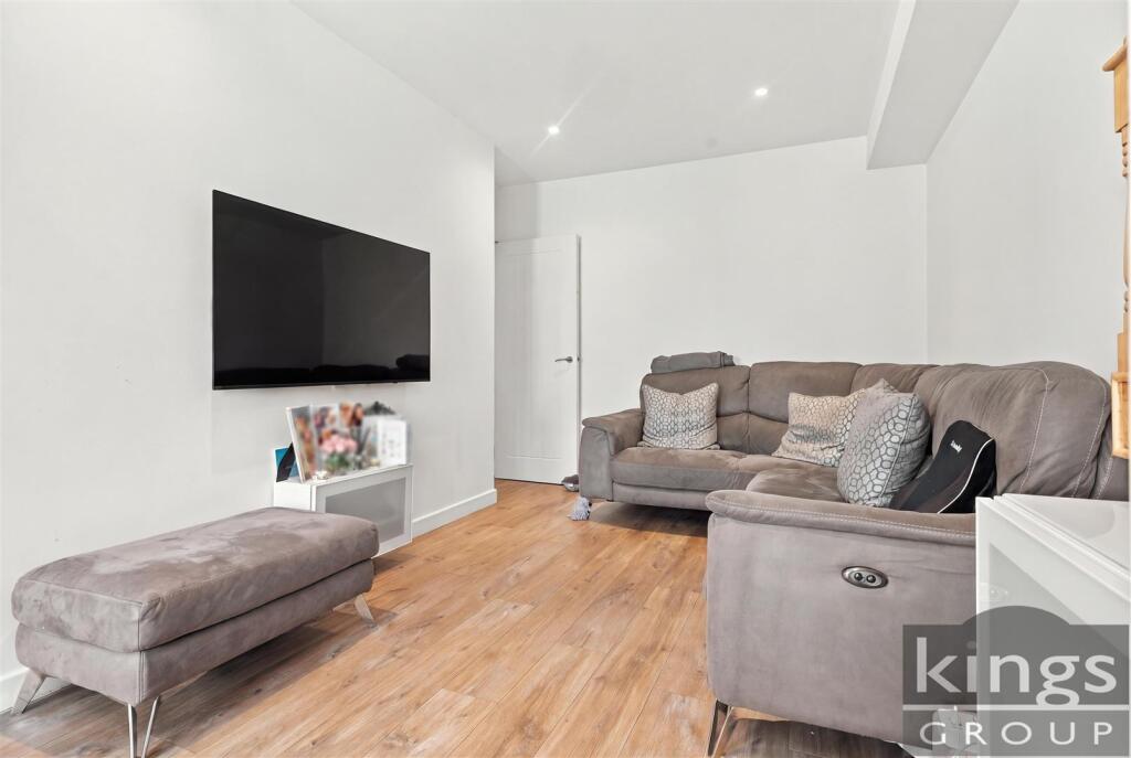 House in London, Carterhatch, Southbury - More