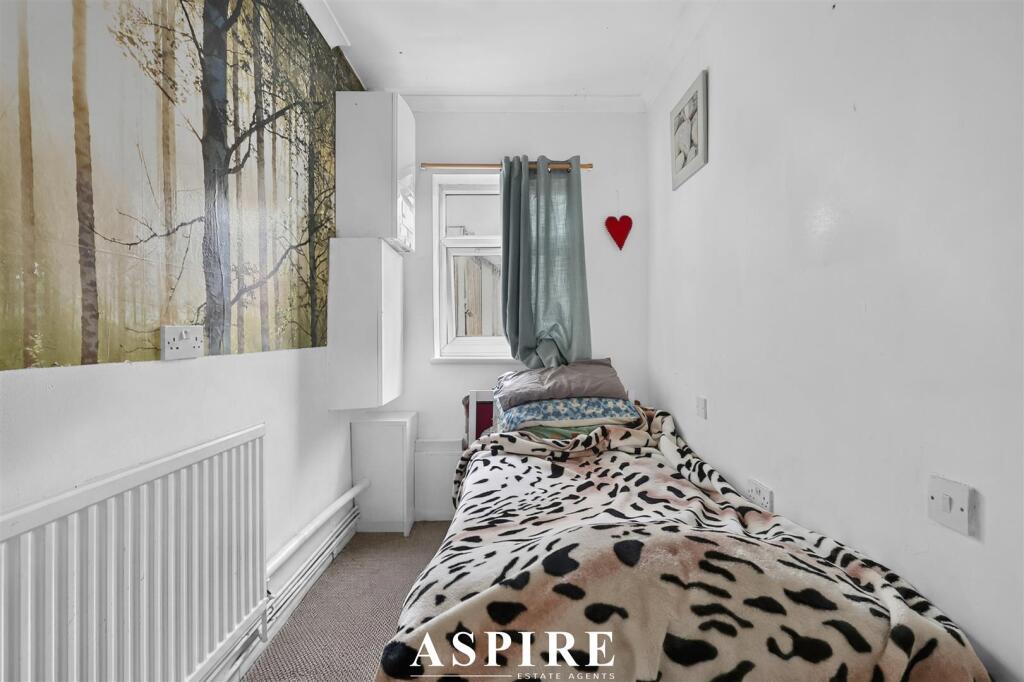 Apartment in Castle Point, Essex - View 5
