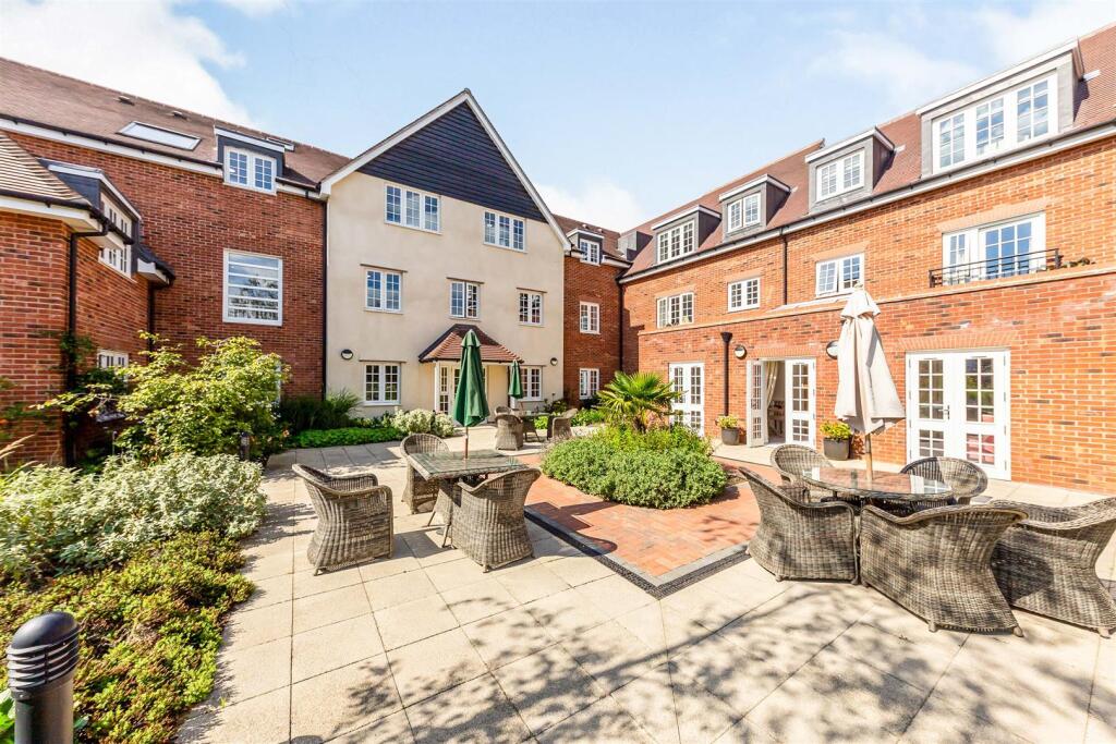 Main image of property: Le Jardin, 20-22 Station Road, Letchworth, Hertfordshire, SG6 3BA