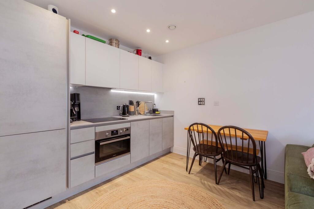 Apartment in Slough - View 5