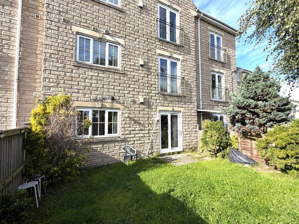 1-bed flat on Minster Drive, Tyersal, Bradford, BD4, £69,000