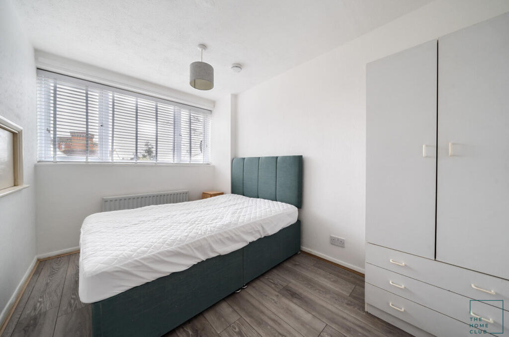 Queens Drive, Guildford, GU2 - More