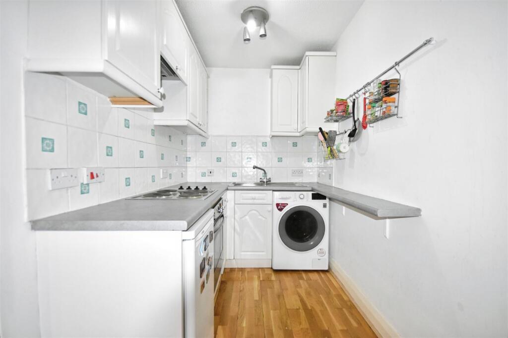 Brook Road South, Brentford photo 4