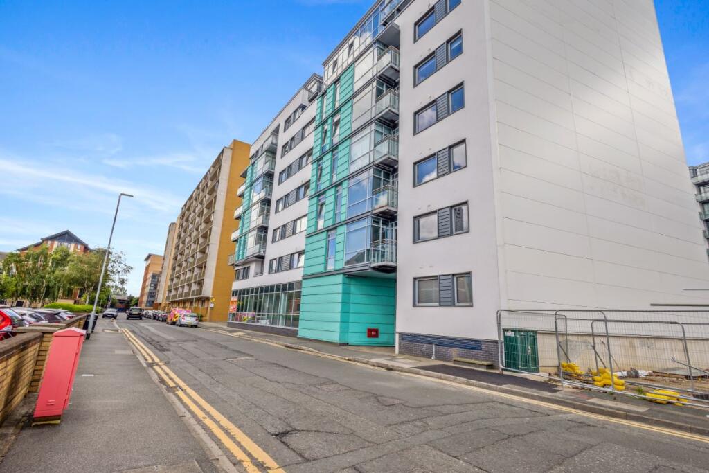 Apartment in Leeds, West Yorkshire - More