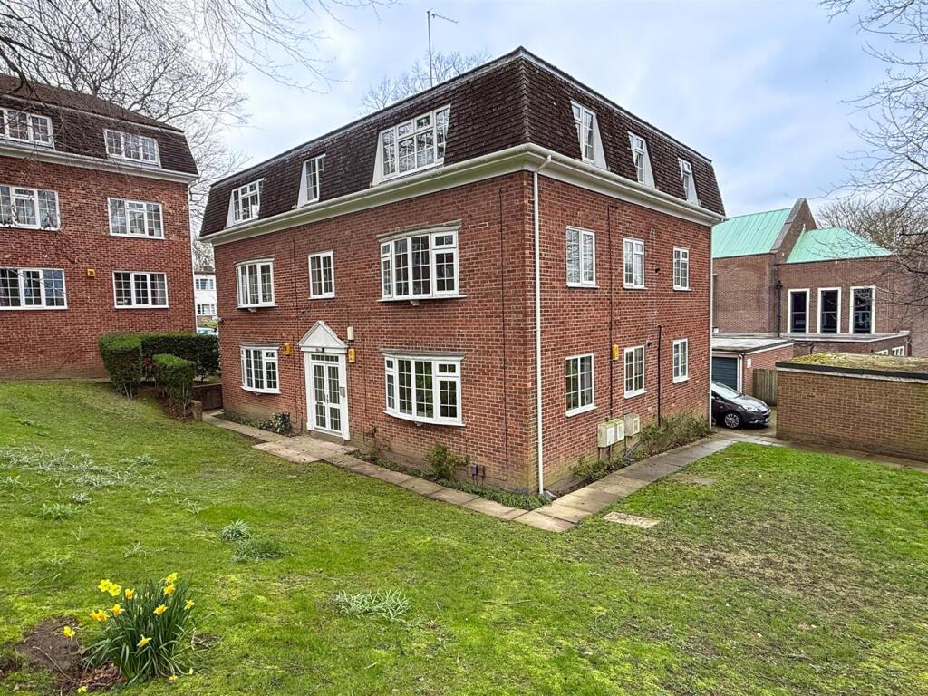 2-bed flat on Ashfield Park, Grove Road, Headingley, Leeds, West Yorkshire, £190,000